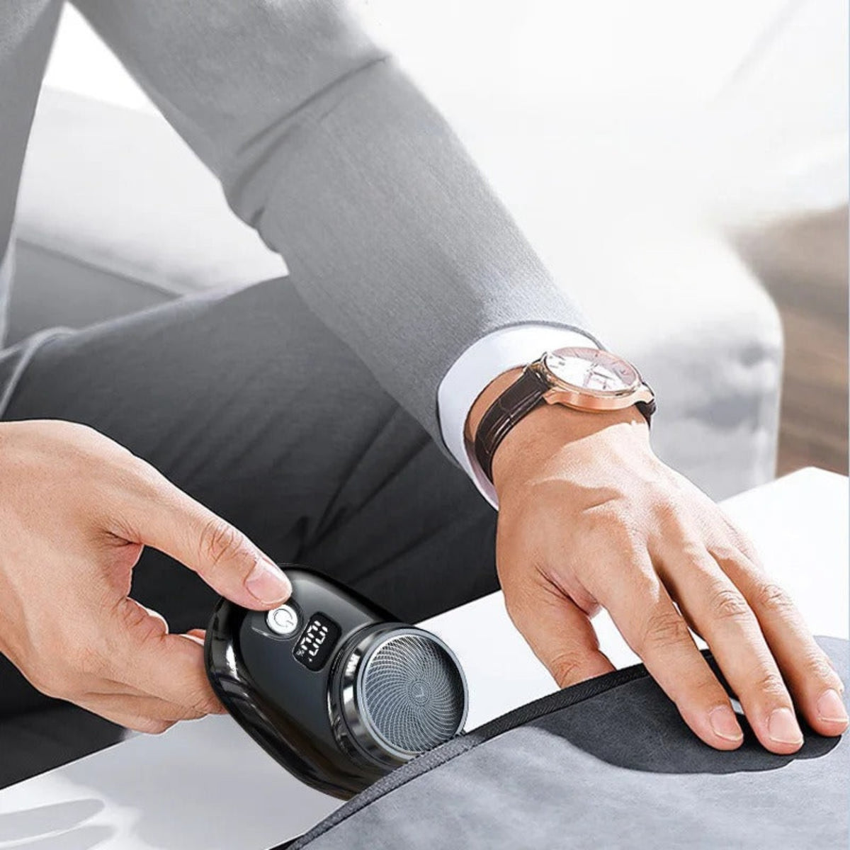 Portable cordless mini electric shaver